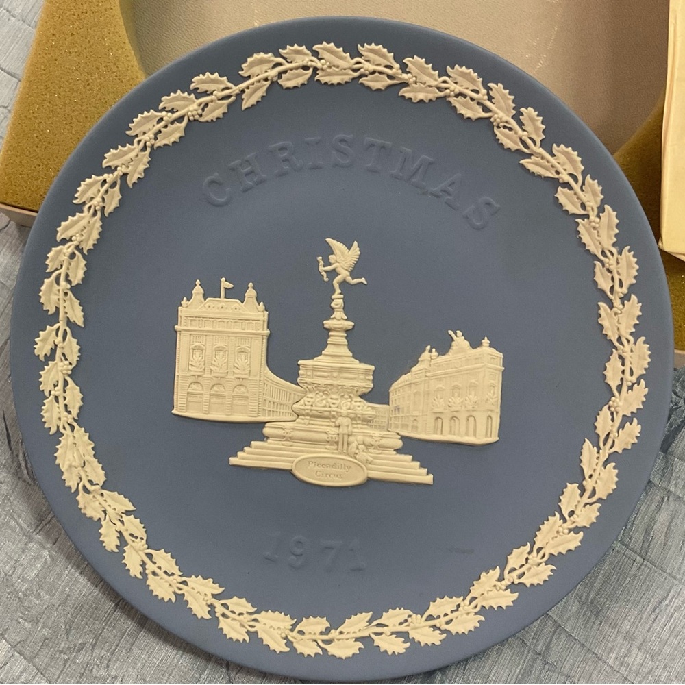 Wedgewood Christmas Collectors Plate 1971. Piccadilly Circus